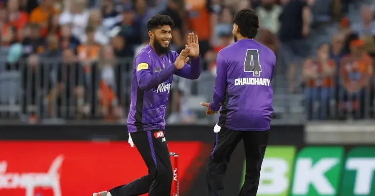 ম্যাচে উইকেট শিকারের পর টিমমেটের সঙ্গে রিশাদের উদযাপনের মুহূর্ত